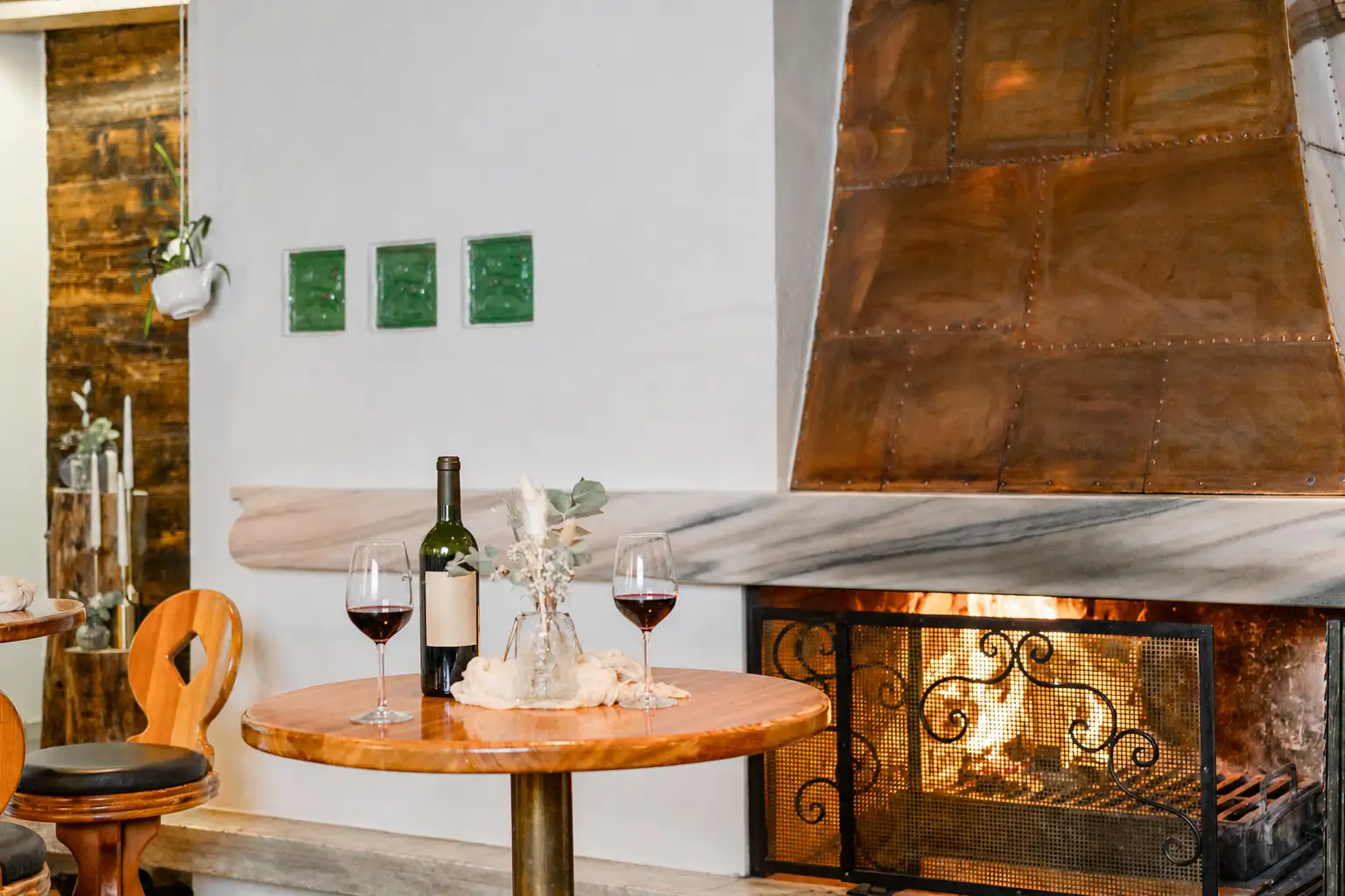 Offener Kamin mit Kupferhaube im Schlosshotel Seewirt
